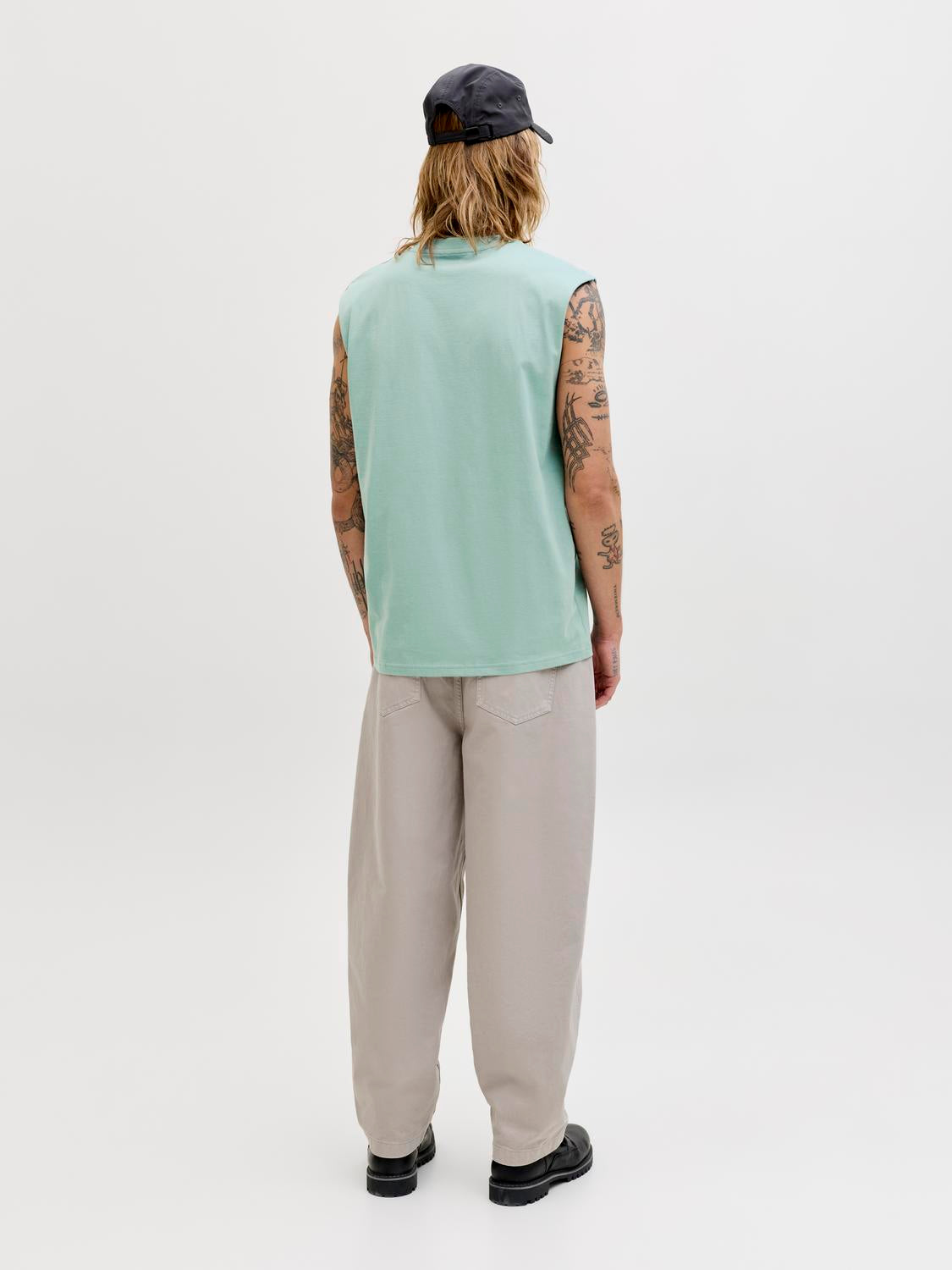 model_shot-back